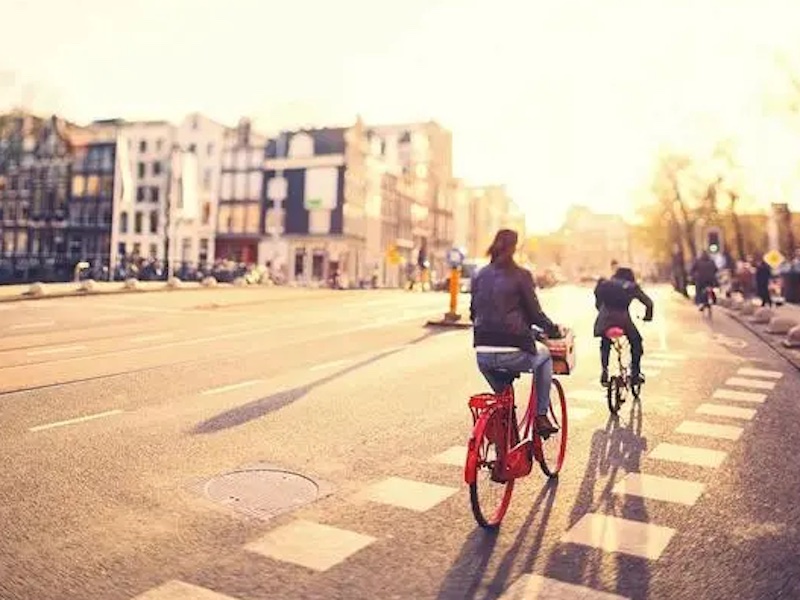 El gobierno holandés planea permitir que 100,000 personas vayan al trabajo en bicicleta para 2025