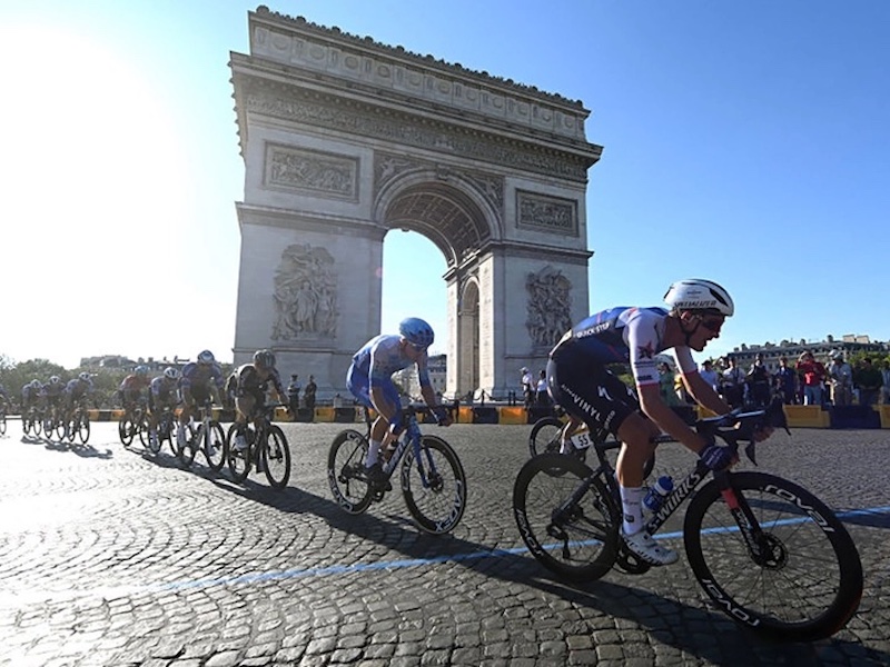 
     Es probable que el Tour de Francia se salte la final de París en 2024.
    