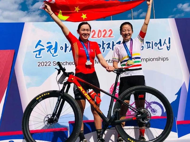 El equipo chino ganó el oro y el segundo lugar en la carrera de campo traviesa femenina en el Campeonato Asiático de Ciclismo de Montaña
