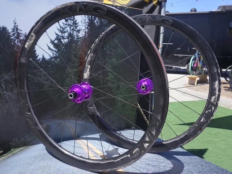 Chris King lanza el juego de ruedas aerodinámicas de carbono ARD44 con características de carbono reciclable